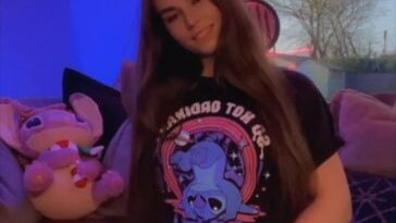 lauren alexis pussy fingering outfit strip onlyfans video leaked gxlafx 364x647 1