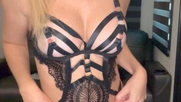 vicky stark nude black lingerie try on onlyfans video leaked umnyep 364x647 1